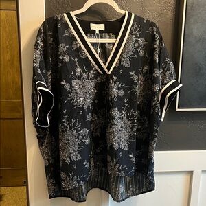 Black and White Floral V-Neck Top